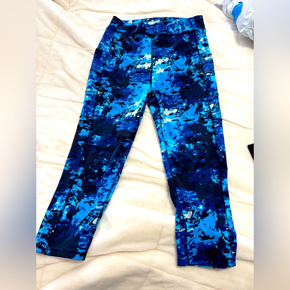 Popfit EUC women’s cropped yoga/active wear pants sz XL. Blue/black pattern.